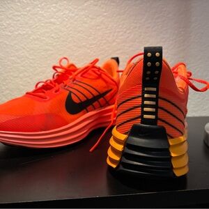 Nike Lunar Roam‎ Hyper crimson and Black Running Shoes